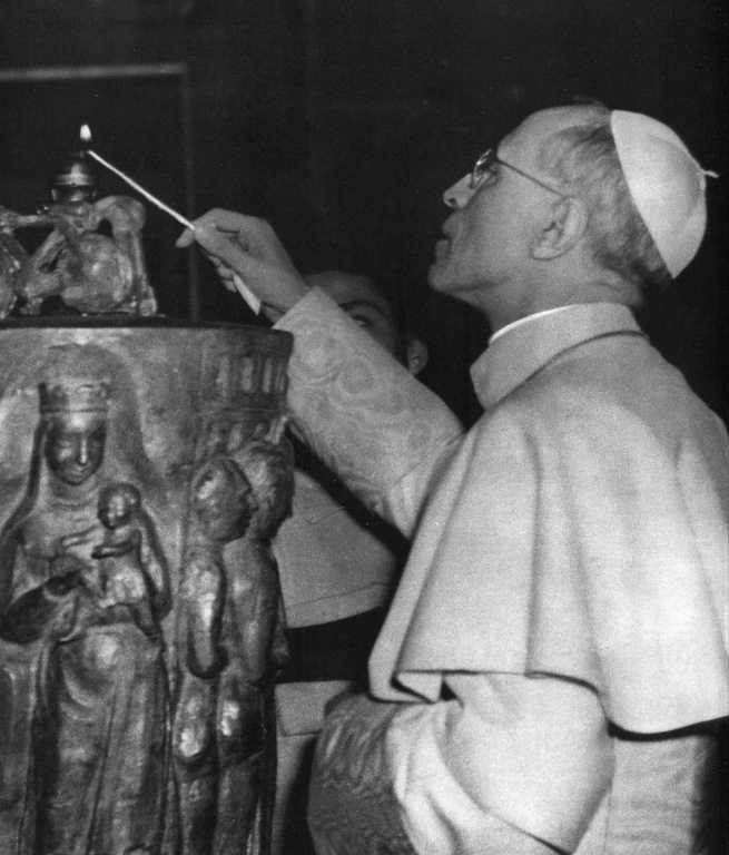Papst Pius XII. entzündet eine Kerze in der Kapelle der Madonna del Ghisallo in Italien. Vor 70 Jahren erhob er das Marienbildnis zur Schutzpatronin der Fahrradfahrer. (Foto: KNA)