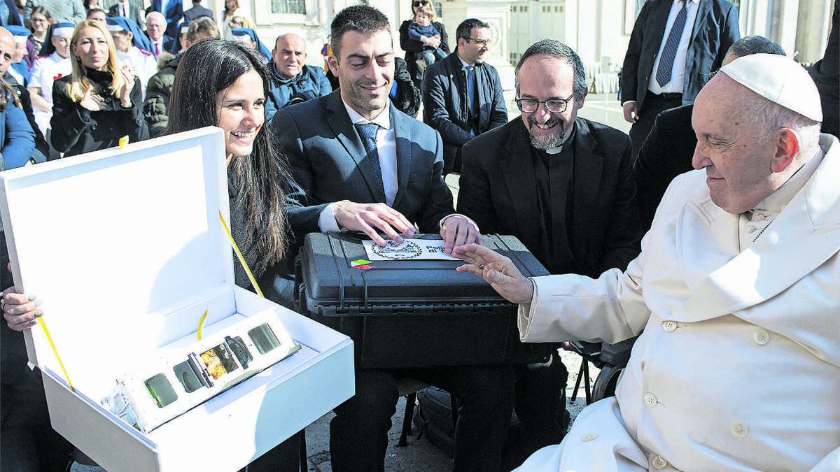 Papst Franziskus segnet den Nanosatelliten, den ihm Mitarbeiter des Projekts bei der Generalaudienz präsentieren. (Foto: Dicastero per la Comunicazione)