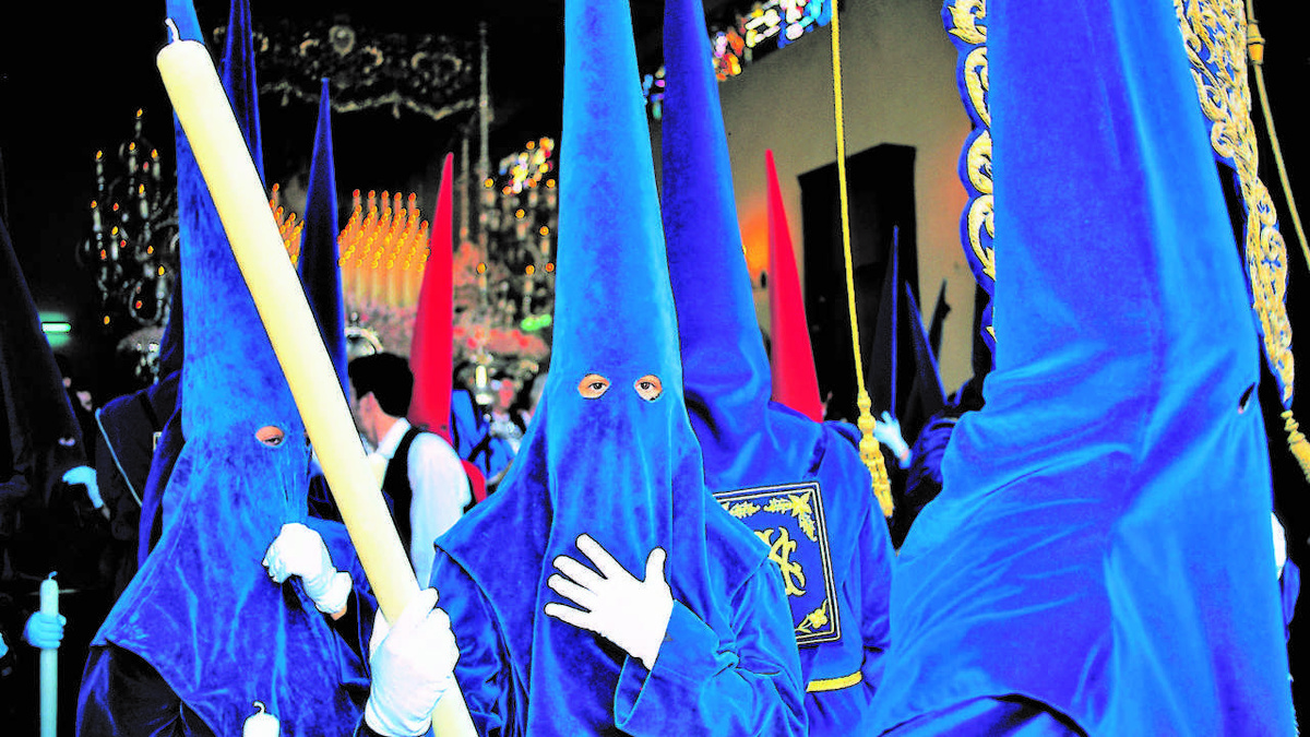 Nur beim ersten Blick erinnern die Büßer in Sevilla an den berüchtigten US-Geheimbund Ku-Klux-Klan. Tatsächlich wahren sie durch ihren Aufzug ihre Anonymität. (Foto: Institut für Tourismus in Spanien – Turespaña)