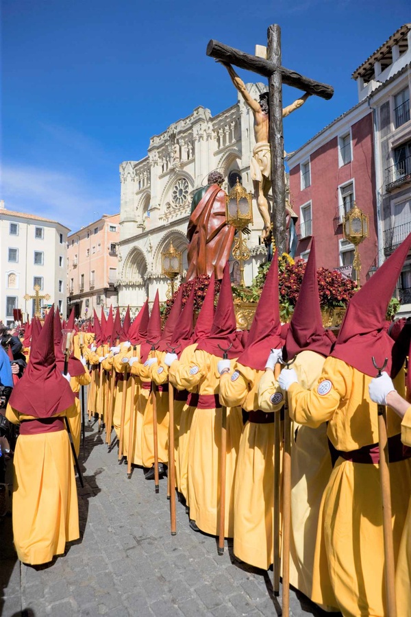 Eindrucksvoll hebt sich die  Prozession in Cuenca von  den Bauten der Altstadt ab. (Foto: Institut für Tourismus in Spanien – Turespaña)