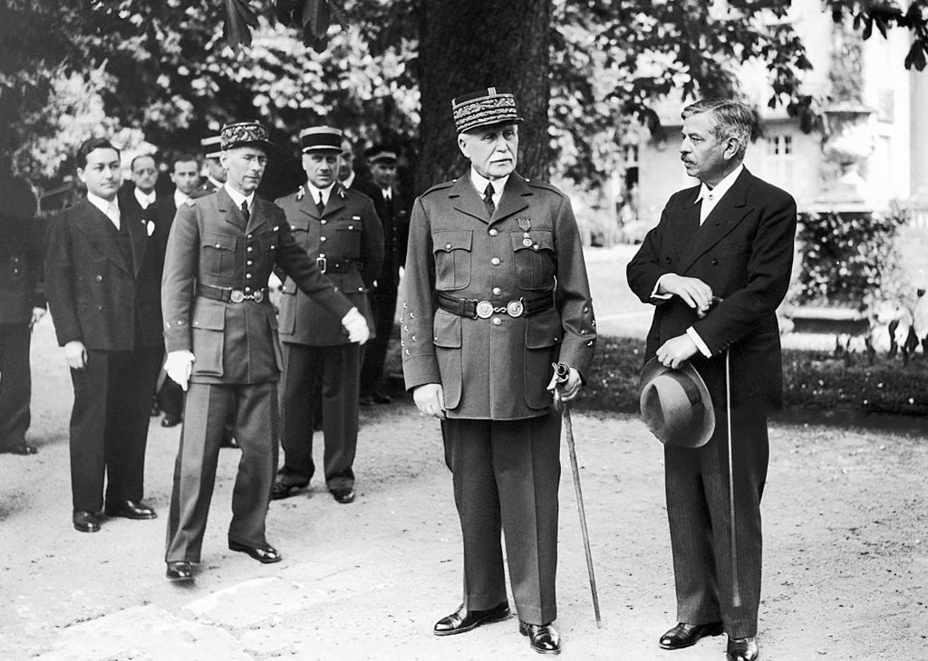 Marschall Philippe Pétain (Mitte) und sein Ministerpräsident Pierre Laval (rechts) kollaborierten mit Nazi-Deutschland. (Foto: gem)