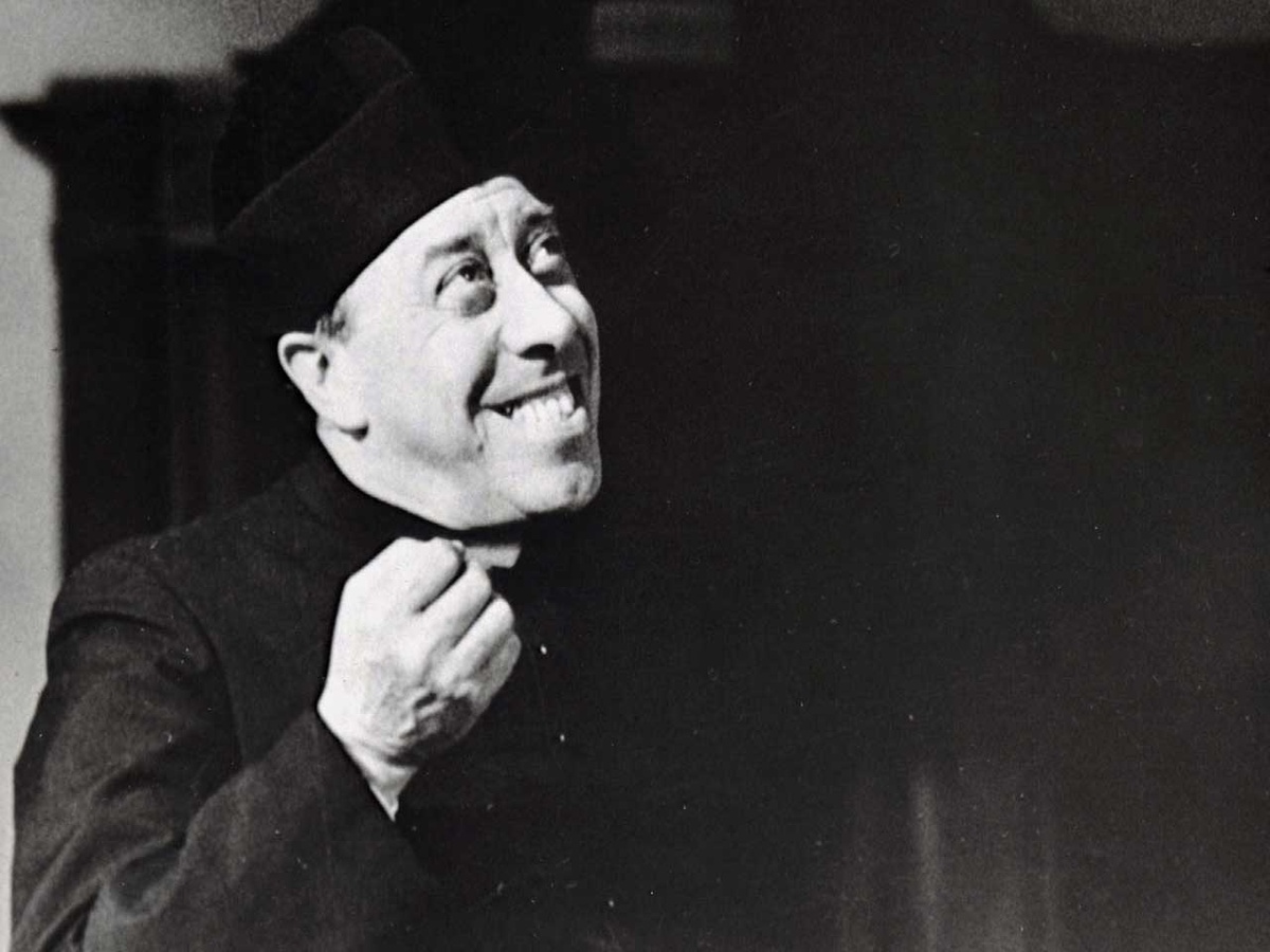 Schauspieler Fernandel in seiner Paraderolle als schlitzohriger Pfarrer Don Camillo. Das literarische Vorbild stammt aus der Feder von Giovannino Guareschi. (Foto: KNA)