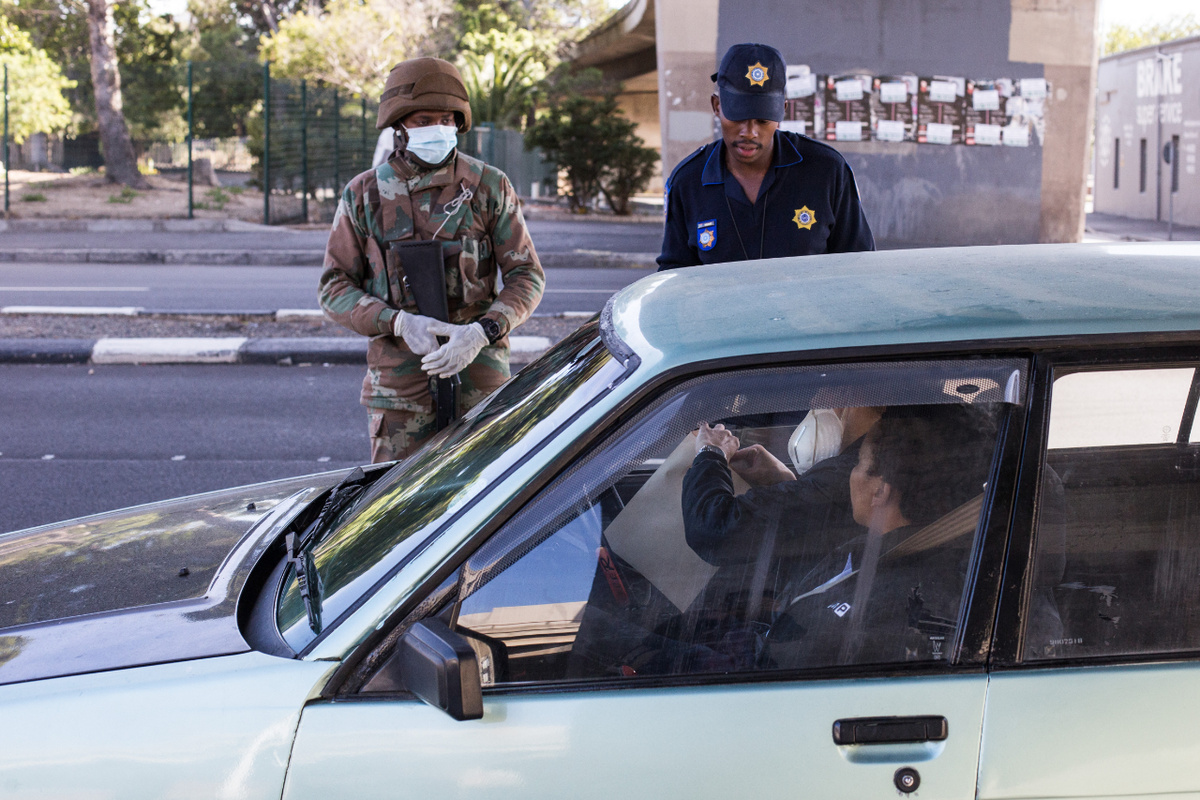 Südafrikas „Lockdown“ bringt massive Kontrollen von Militär und Polizei mit sich. (Foto: Ashraf Hendricks/GroundUp)