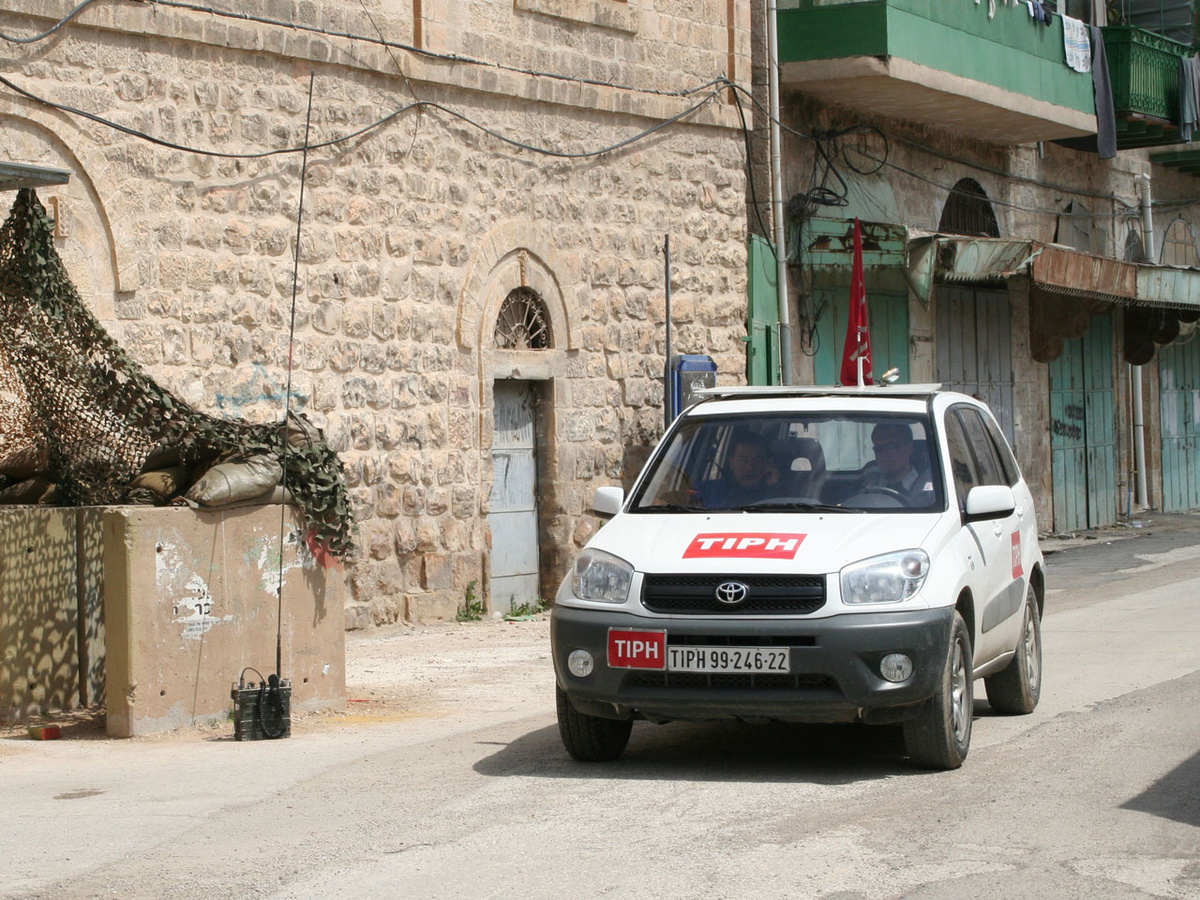 Ein Bild aus der Vergangenheit: Beobachter der TIPH-Mission fahren durch Hebron. Israel hat im Januar das Ende der internatio­nalen Friedensmission erzwungen. (Foto: Zang)