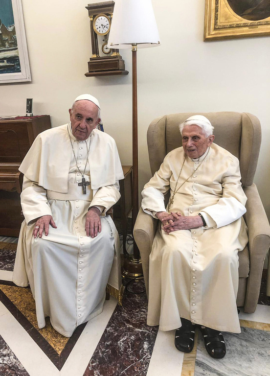 Herrscht in der Frage des Zölibats zwischen Franziskus und seinem Vorgänger Einigkeit? Der amtierende beim emeritierten Papst im April 2019 im Vatikan. (Foto: KNA)