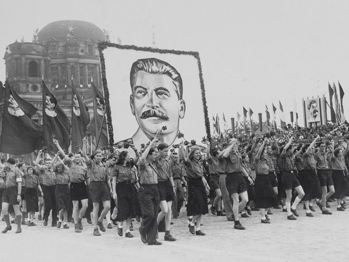 So wie hier in Berlin im Sommer 1951 wurde Sowjet-Diktator Stalin in den kommunistischen Staaten gehuldigt. Zu Stalins Geburtstag 1949 versuchten Schüler in Thüringen, gegen den Personenkult anzugehen. (Foto: imago images/United Archives International)