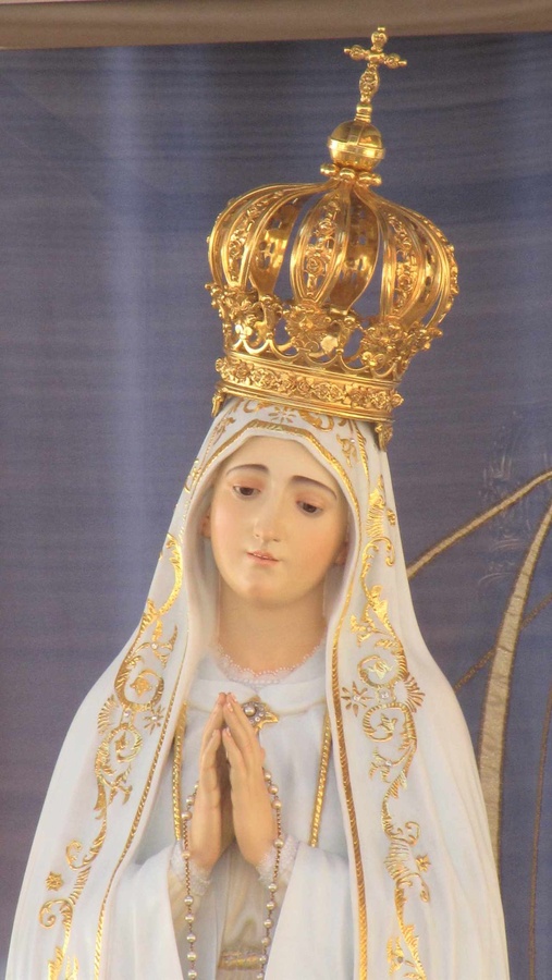 Die Marienfigur vor der Erscheinungs­kapelle im Heiligtumsbezirk von Fátima. Ein Replikat reiste als „Botschafterin des Friedens“ in die Ukraine. (Foto: Drouve)