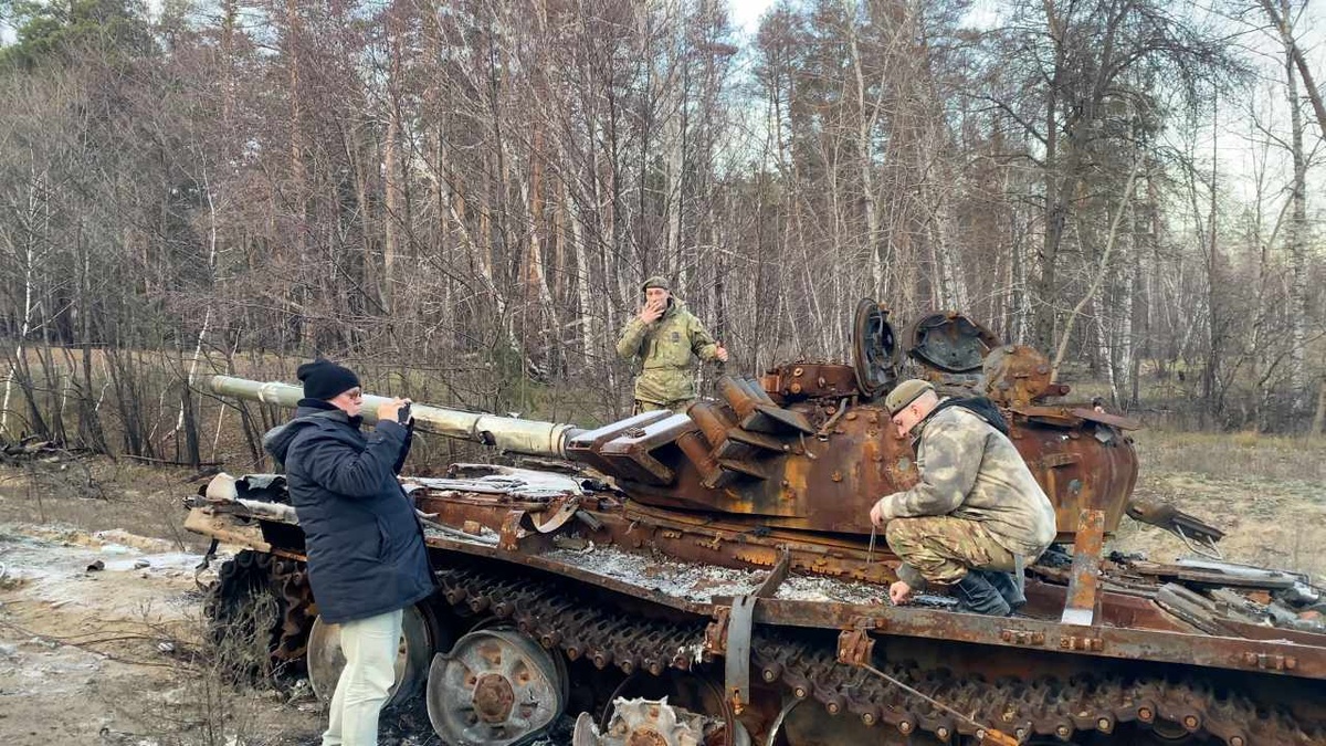 ORF-Korrespondent Christian Wehrschütz fotografiert ukrainische Soldaten auf einem zerstörten Panzer. (Foto: ORF)