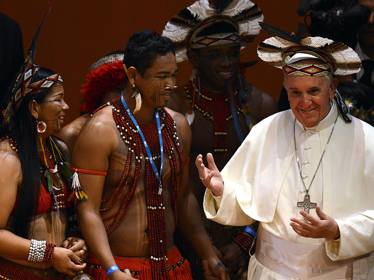 Papst Franziskus – hier beim Weltjugendtag 2013 – macht sich stets stark für Indigene und andere bedrängte Völker. Dem päpstlichen Vorbild folgt Erwin Kräutler furchtlos bei Interviews, öffentlichen Auftritten und Protestaktionen. (Foto: KNA)