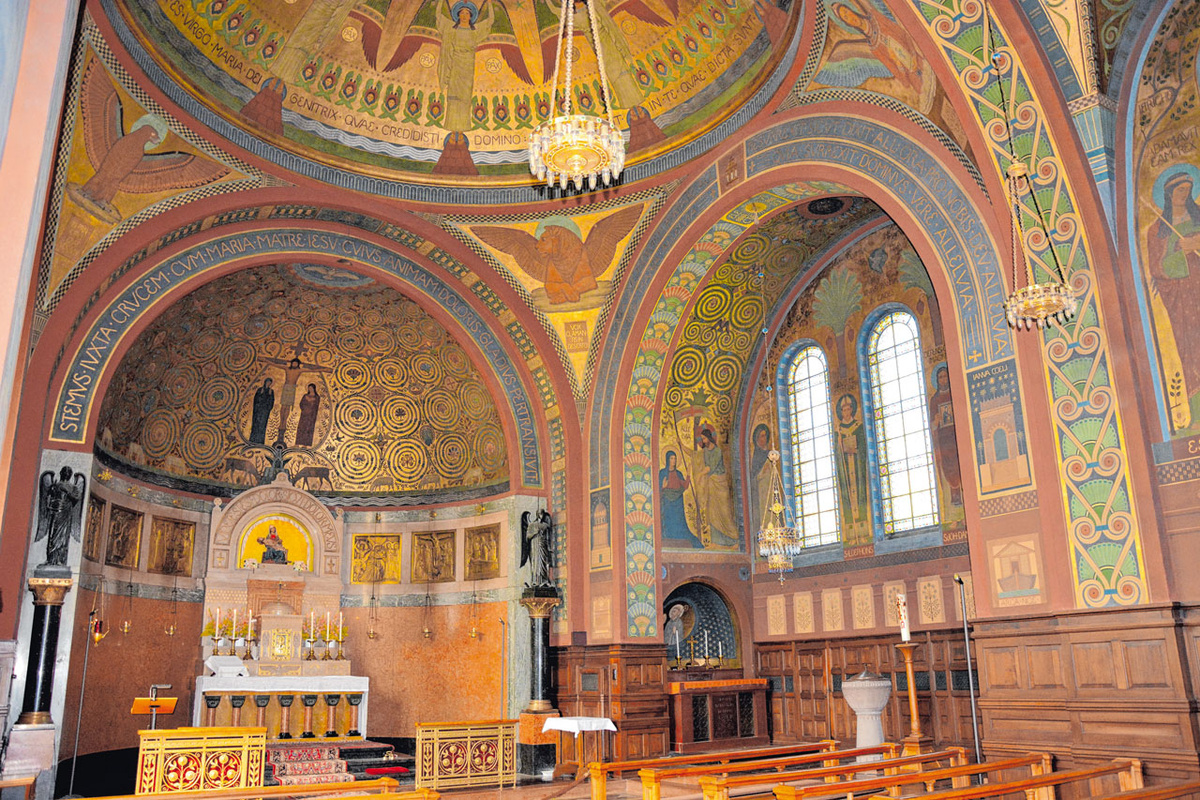 Die Gnadenkapelle ist ganz im Stil der „Beuroner Kunst“ gestaltet. (Fotos: Klawitter)