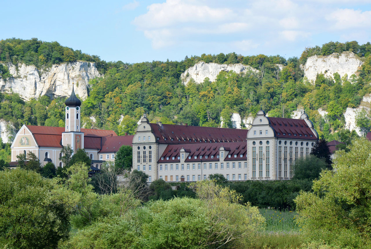  Umrahmt von hochaufragenden Kalksteinfelsen liegt die Erzabtei Beuron im oberschwäbischen Donautal.