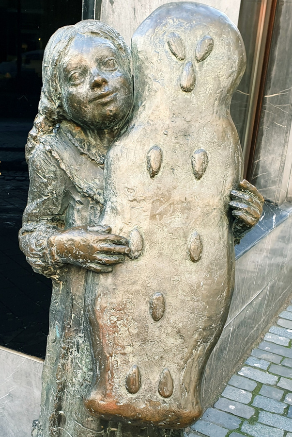 Das Printenmädchen von Bildhauer Hubert Löneke in der Aachener Altstadt. (Foto: Krüsmann)