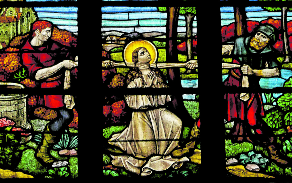In einer Fenstermalerei in der Abtei Ten Putte ist der Märtyrertod der heiligen Godeleva eindrücklich dargestellt. Ihr eigener Ehemann ließ sie von zwei Dienern erwürgen. Daraufhin wurde ihr Körper in einen Teich geworfen. (Foto: Schenk)