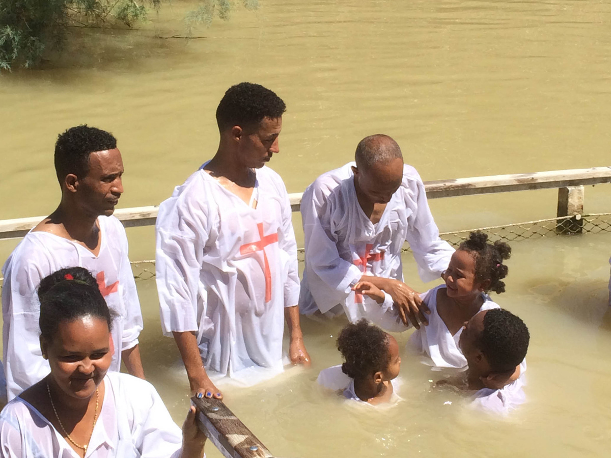 Pilger vollziehen nach, wie damals im Jordan Jesu Taufe durch Johannes verlief. (Foto: Fleckenstein)