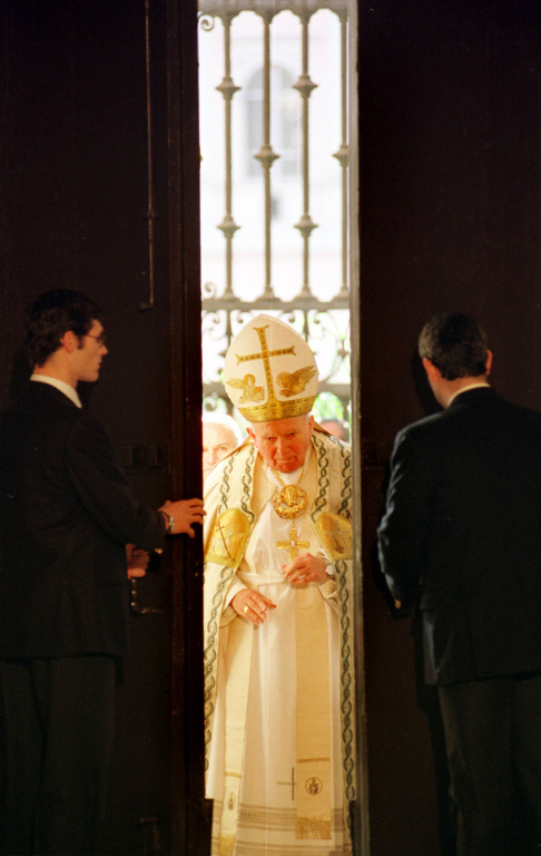 Johannes Paul II. betet im  Januar 2000 vor der Heiligen Pforte in der römischen Basilika Santa Maria Maggiore. (Foto: KNA)
