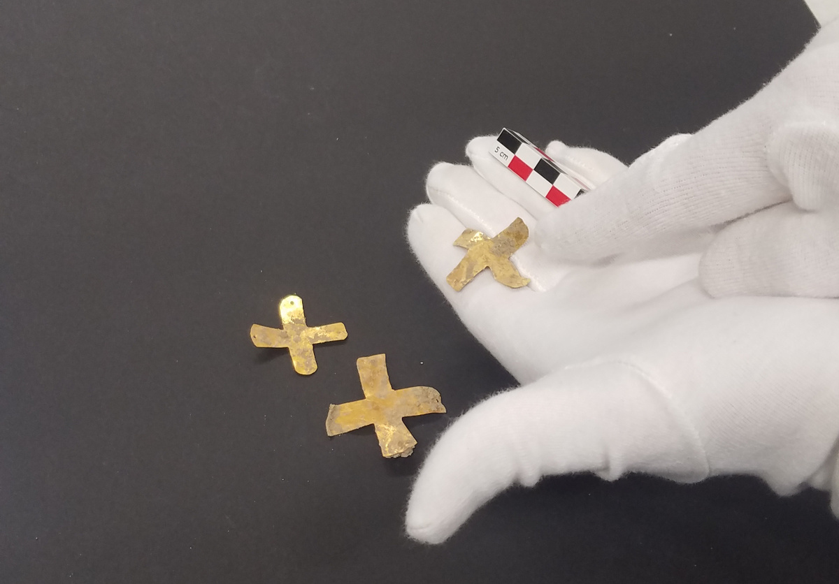 Drei Goldblattkreuze weisen den Bestatteten als Christen aus. (Foto: U. Schwab)