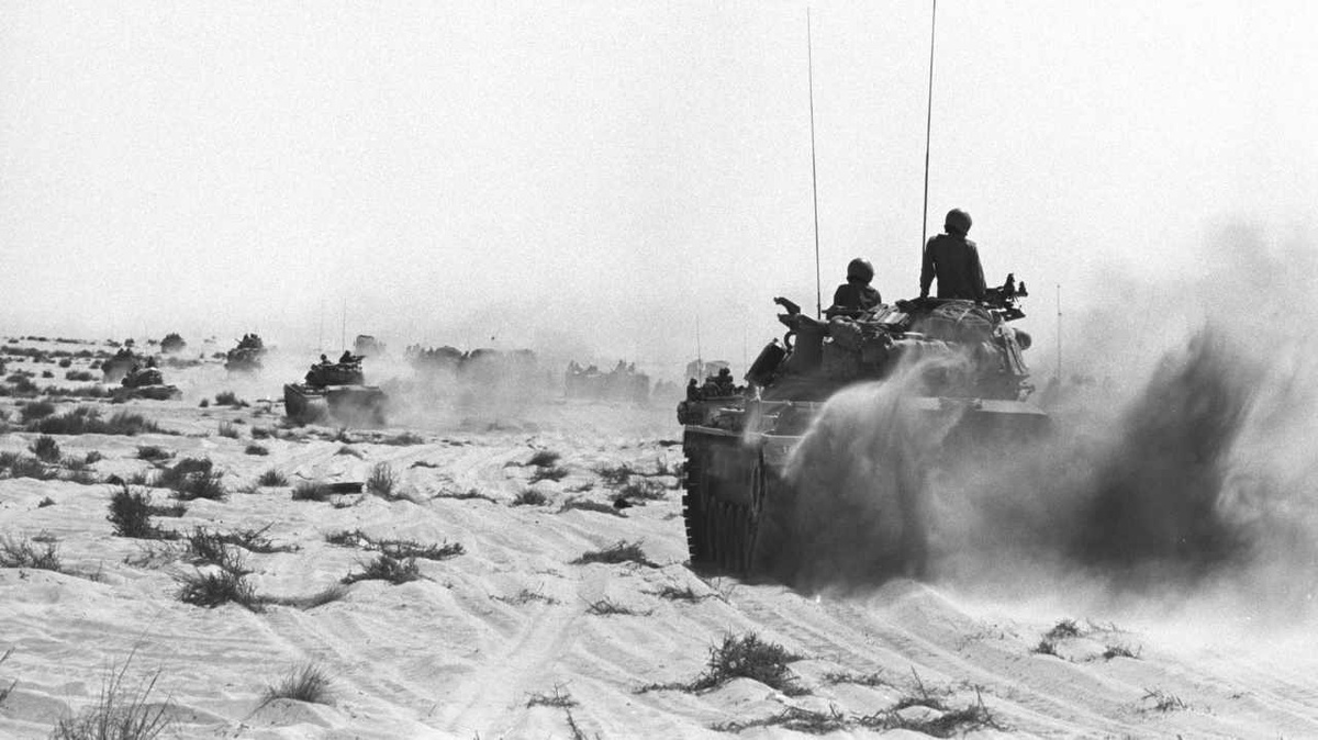 Israelische Panzer rücken nach anfänglich großen Verlusten während des Jom-Kippur-Kriegs in der Wüste vor. (Foto: braham Vared/IDF Spokesperson’s Unit/gem)