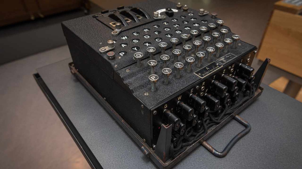 Eine Enigma aus der Nazi-Zeit. So sicher, wie die Deutschen glaubten, war ihr Verschlüsselungsmechanismus nicht. (Foto: Heinz Nixdorf MuseumsForum)