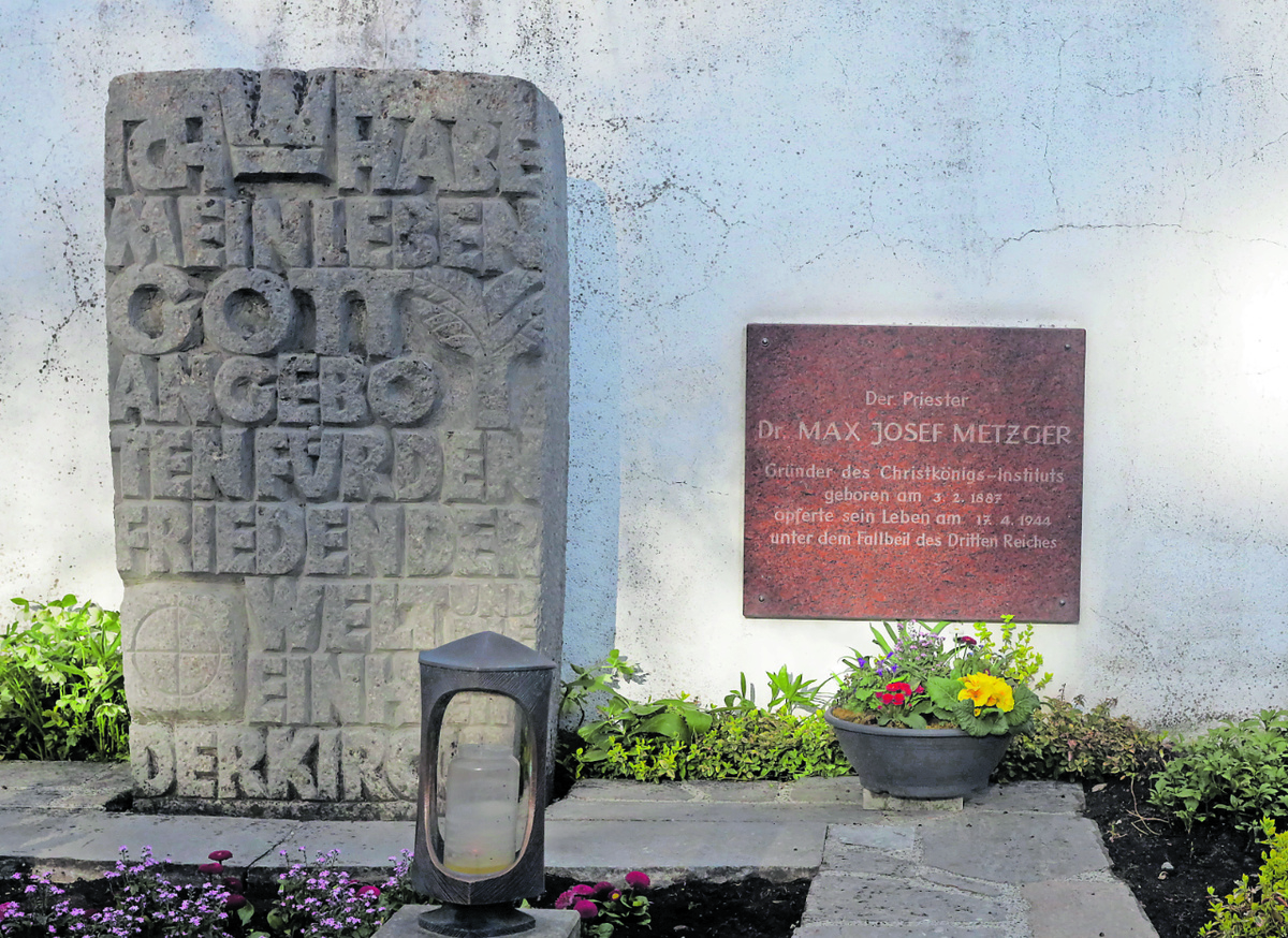Die Grabstätte Max Josef Metzgers auf dem Friedhof in Meitingen. (Foto: Zoepf)