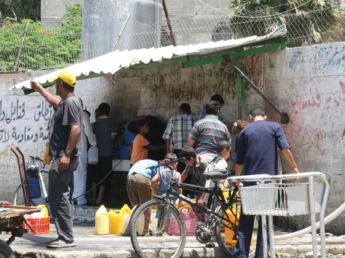 Menschen drängen sich um eine öffentliche Wasserstelle in Gaza. (Fotos: Zang)