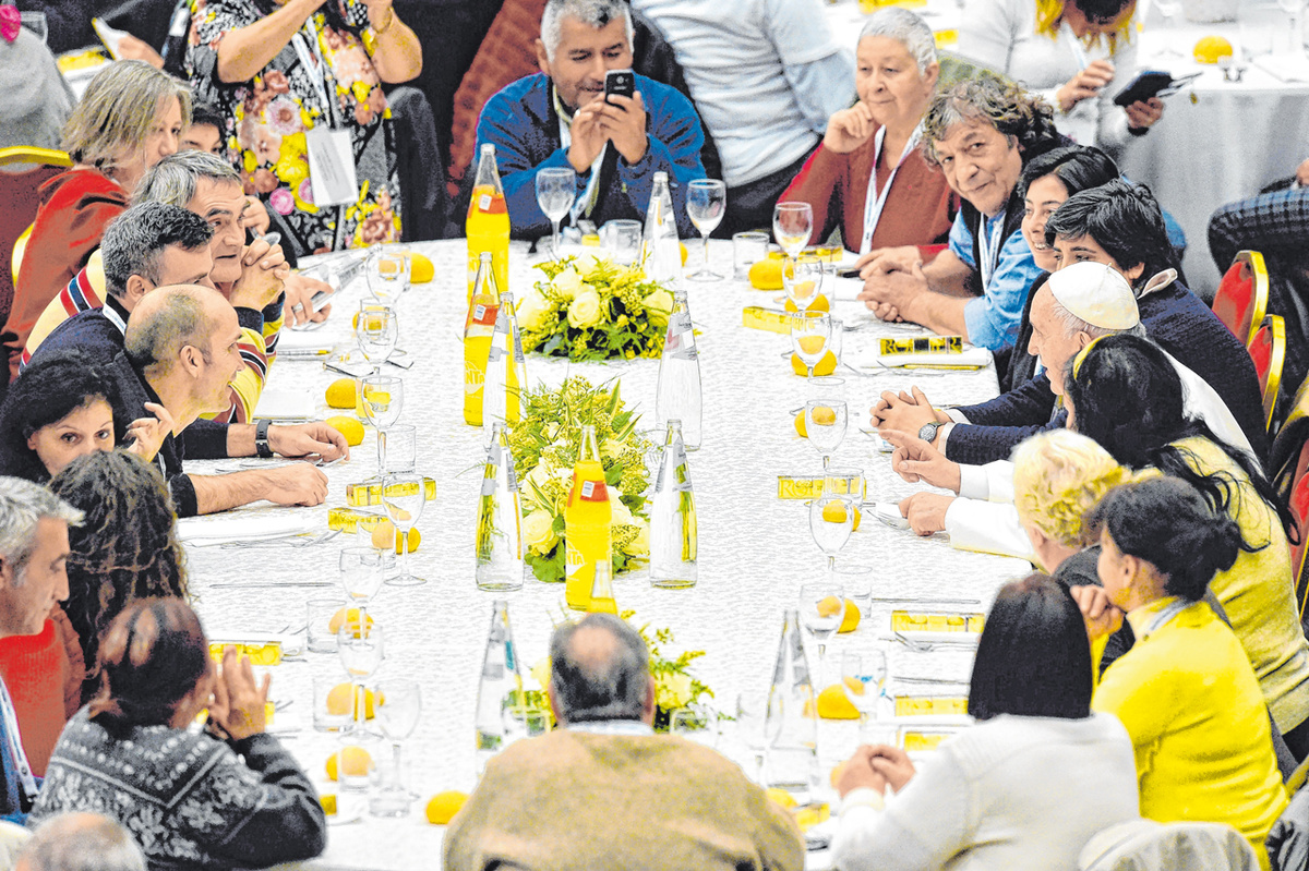 An einem Tisch mit Papst Franziskus: Der Pontifex nahm inmitten der Bedürftigen Platz. Foto: KNA