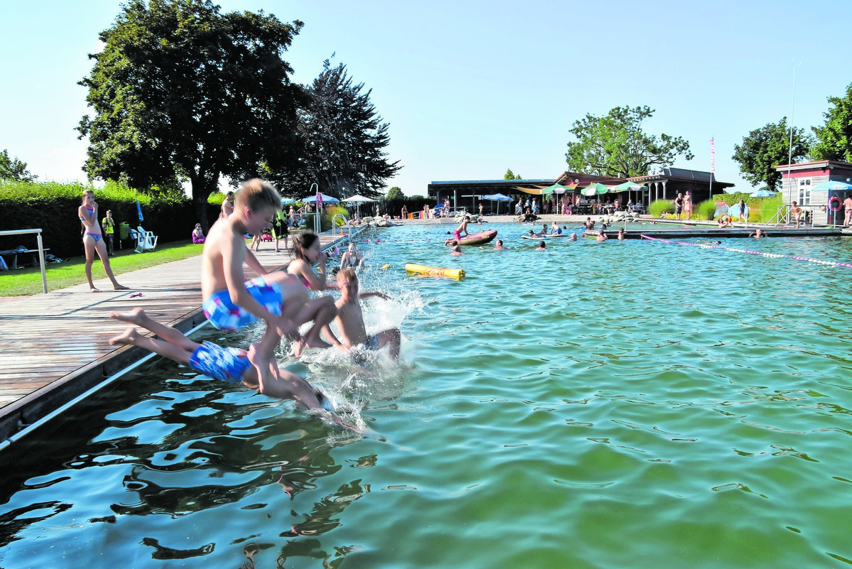 Im heißen Sommer 2022 können ein Besuch im Schwimmbad und ein Sprung ins kühle Nass helfen. (Foto: Kustermann)