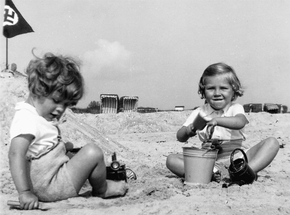 Urlaub unterm Hakenkreuz: Zwei junge Mädchen sandeln am Ostseestrand. (Foto: imago images/Schöning)