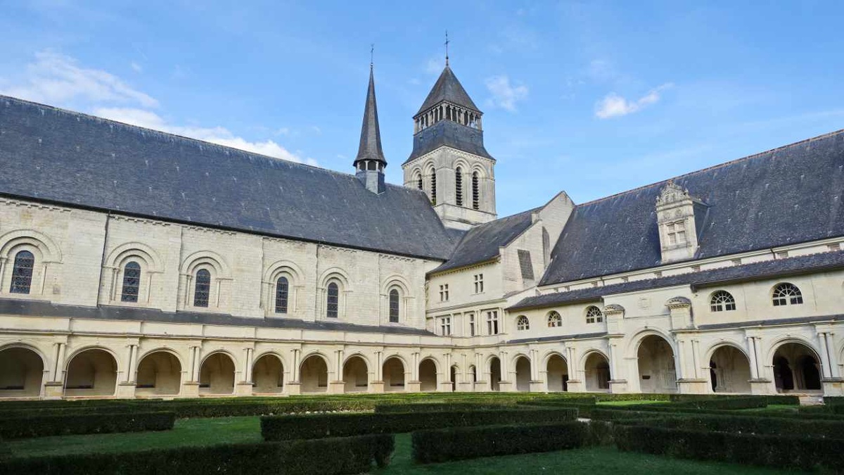 Die Klosterkirche von Fontevraud,  vom Kreuzgang aus gesehen. (Foto: Wiegand)