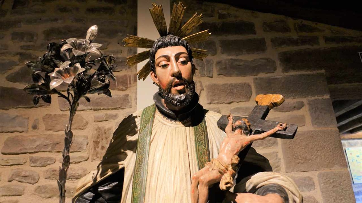 Diese Skulptur des heiligen Franz Xaver mit Kruzifix steht auf Burg Javier. Sie entstand um das Jahr 1622. (Foto: Drouve)