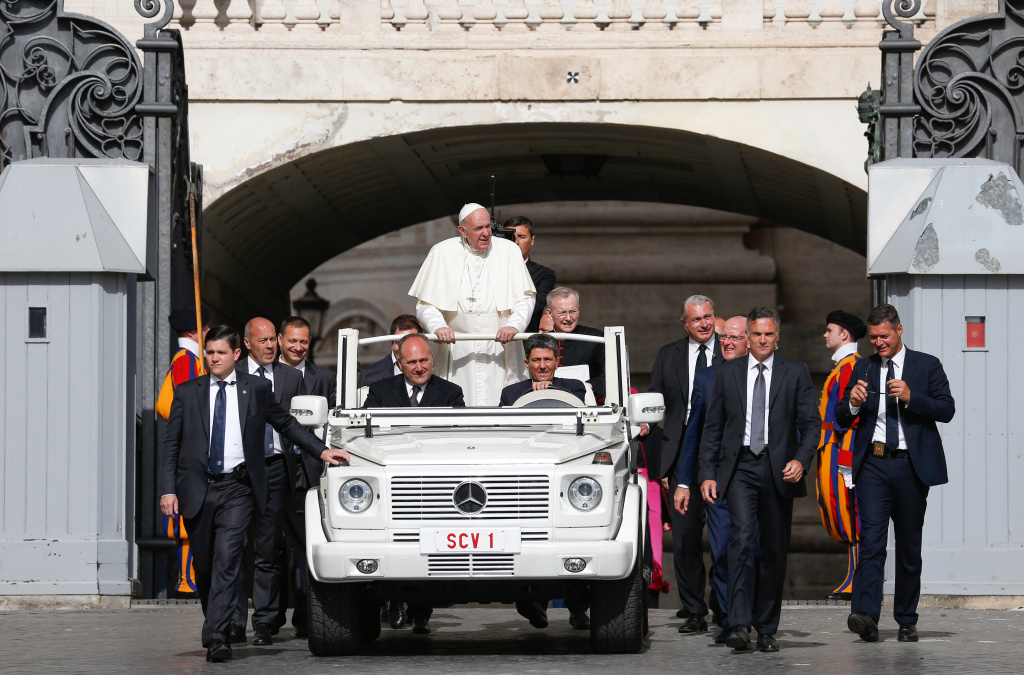 Ankunft von Papst Franziskus im Papamobil bei der Generalaudienz am 12. Juni 2019 im Vatikan. (Foto: KNA)