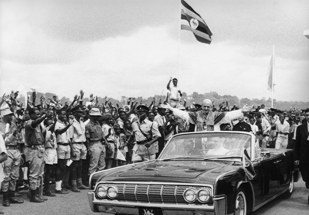 Papst Paul VI. winkt am 31. Juli 1969 den jubelnden Menschen aus dem Auto in Kampala (Uganda). Vor Papst Johannes Paul II. waren die päpstlichen Fahrzeuge meist schwarz. (Foto: KNA)