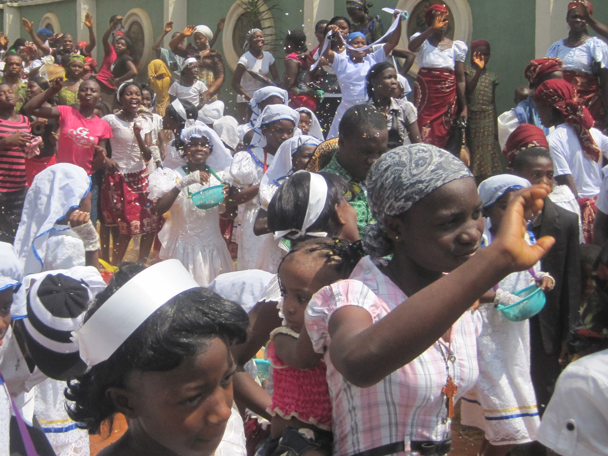 Bei der Fronleichnamsprozession im nigerianischen Nanka an Christkönig geht es fröhlich, laut und bunt zu. (Foto: Schenk)