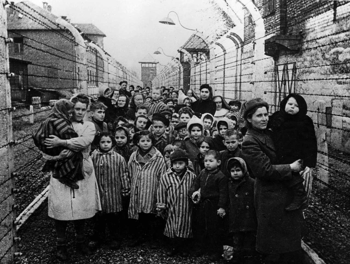 Auch in Konzentrationslagern – im Bild befreite Häftlinge aus Auschwitz – war die Religionsausübung nicht explizit verboten. Lagerregeln und Lageralltag machten sie aber äußerst schwierig. (Foto: imago/United Archives International)