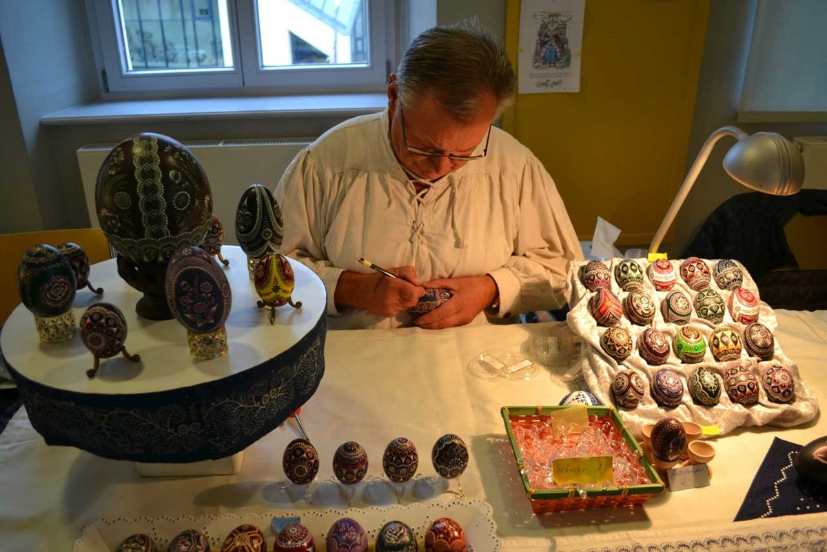 Hubert Bartsch gestaltet Ostereier mit typisch sorbischen Verzierungen. (Foto: Traub)