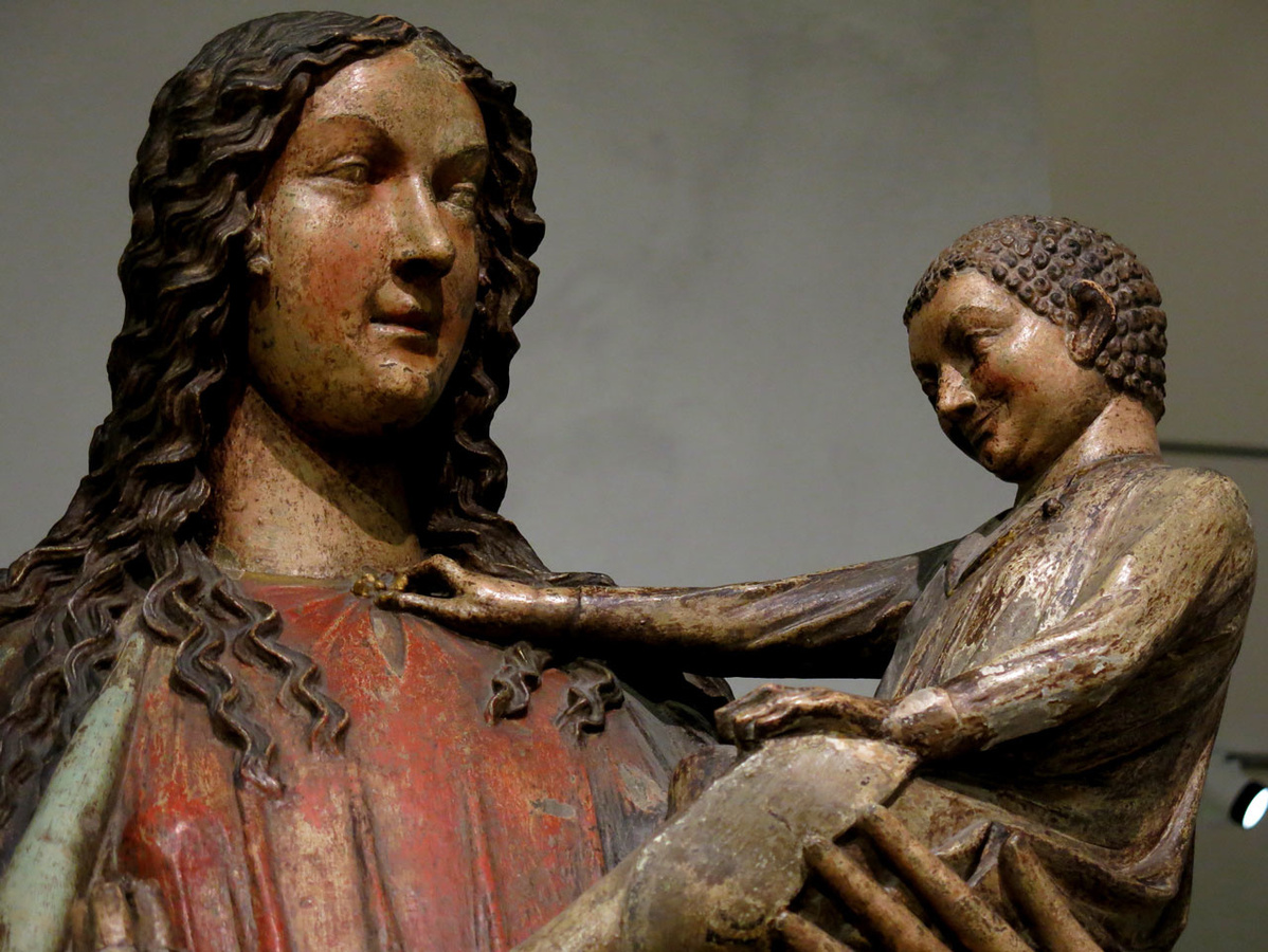 Die Fuststraßenmadonna aus dem Dom zu Mainz zeichnet sich besonders durch die zarten, verträumten Züge der Gottesmutter und das lebhafte Jesuskind aus. (Foto: Thiede)