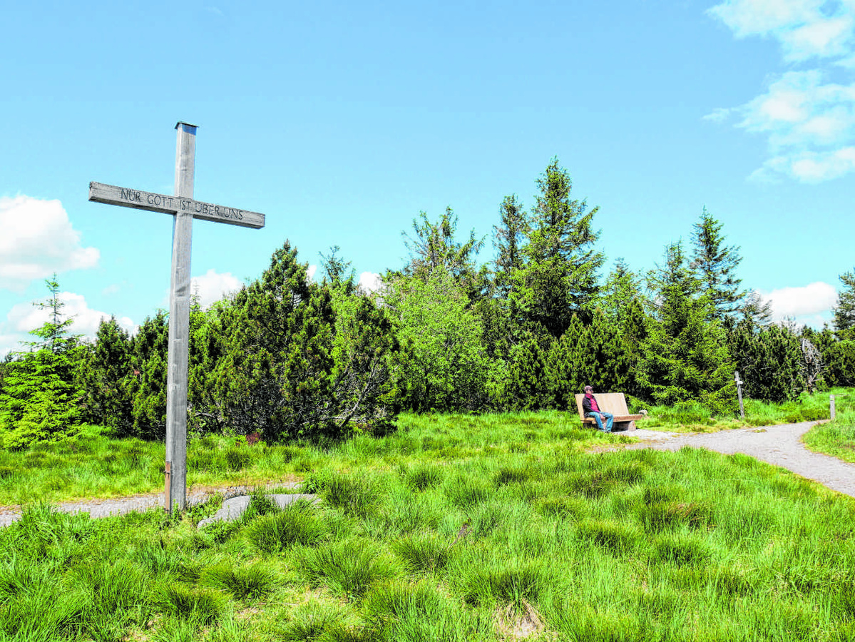 „Nur Gott ist über uns“: So steht es auf dem Gipfelkreuz  des Schliffkopfs im Nationalpark Schwarzwald zu lesen. (Foto: Geiselhart)