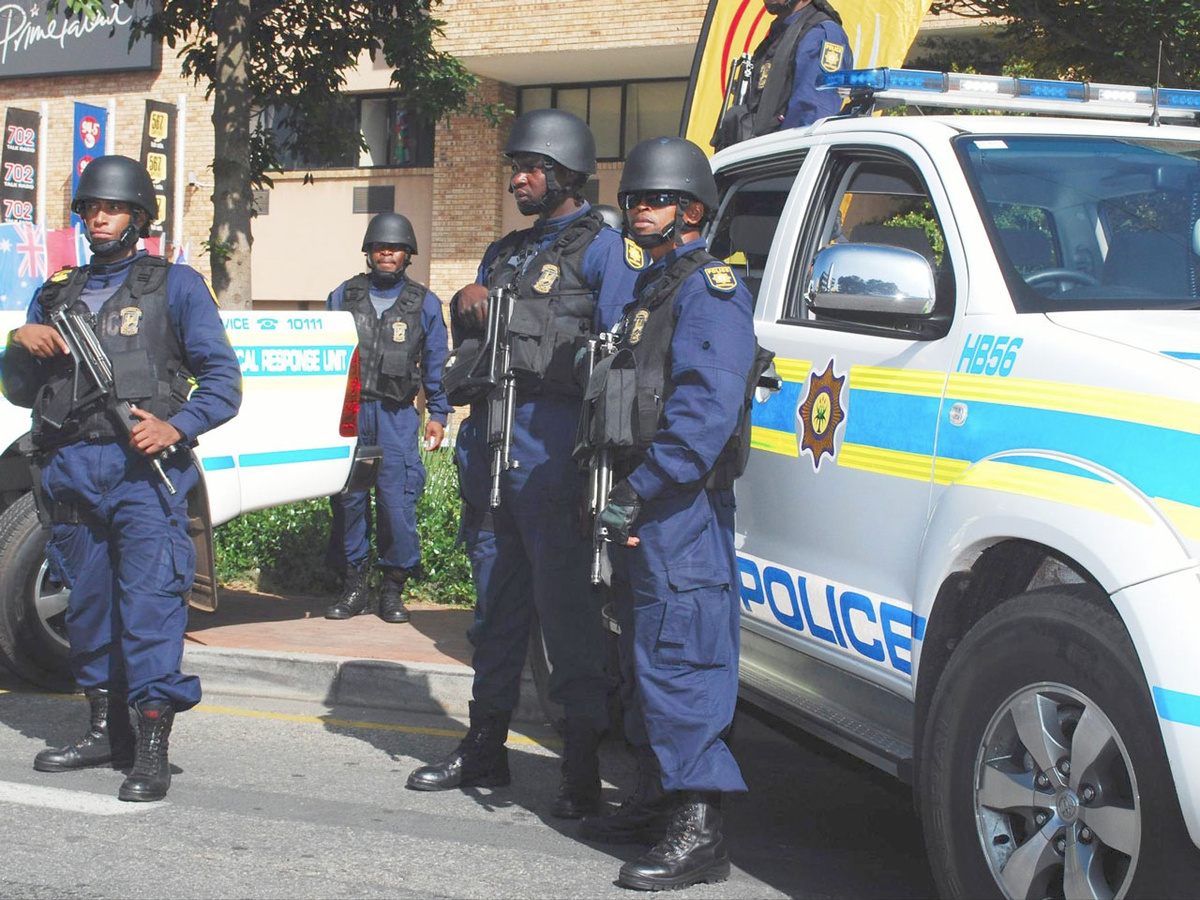 Südafrikas Polizei befreite jüngst rund 100 „Sex-Sklavinnen“ aus der Hand einer Sektenkirche. Mehrere Menschen starben bei dem Einsatz. (Foto: ER24 EMS (Pty) Ltd./CC-BY-SA 2.0)