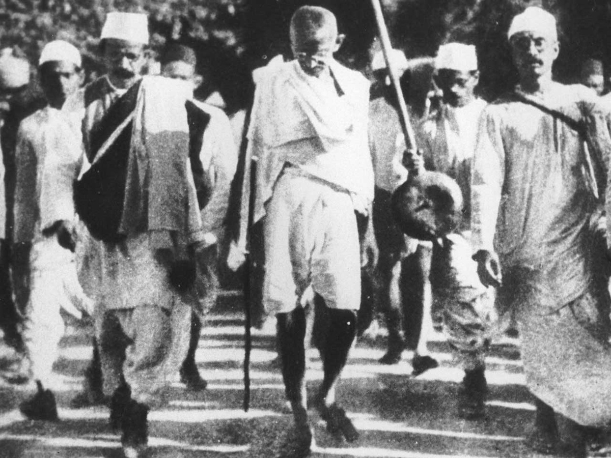 Mahatma Gandhi (Mitte) und seine Anhänger beim „Salzmarsch“ 1930. (Foto: gem)