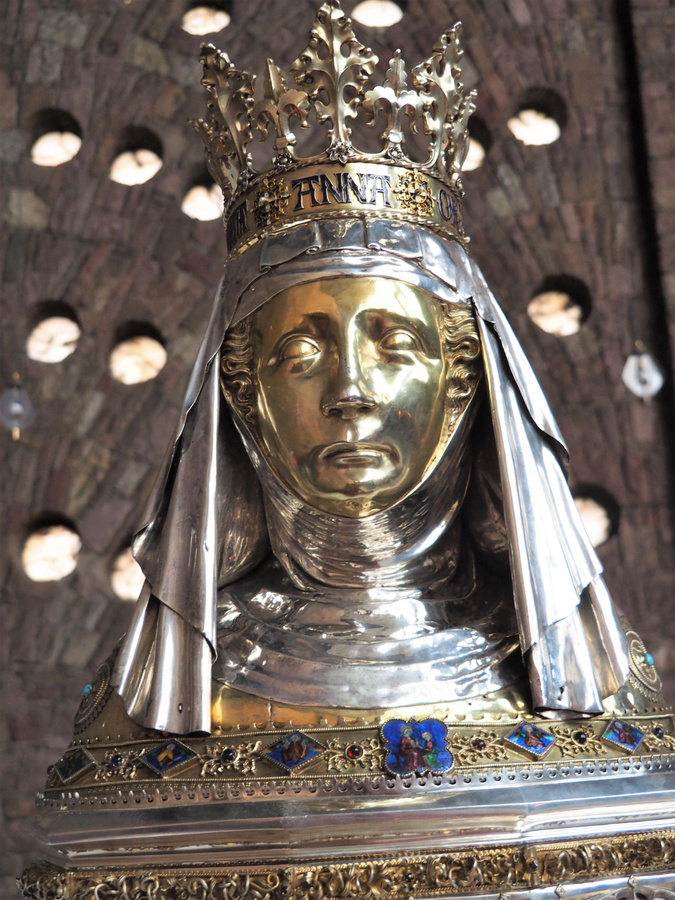 In das golden und silbern schimmernde Annahaupt ist die Schädelplatte der Heiligen eingearbeitet. Bei der Anna-Oktav dürfen Gläubige sie berühren. Der Schrein wird von sieben Schlüsseln gesichert. (Foto: Drouve)