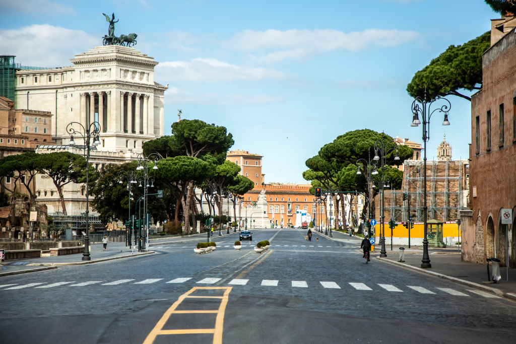 Corona heute:Ein Blick auf die fast menschenleeren Straßen von Rom. In Italien hat die Angst vor dem Virus das öffentliche Leben vollständig zum Erliegen gebracht. (Foto: KNA)