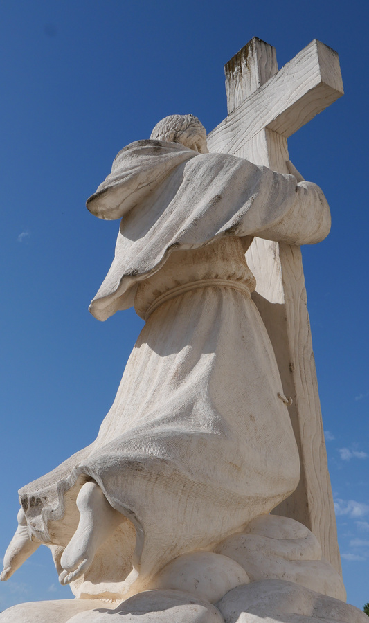 Das Denkmal vor der Wallfahrtskirche Santa Maria della Grottella zeigt Joseph von Copertino als fliegenden Mönch. (Foto: Schenk)