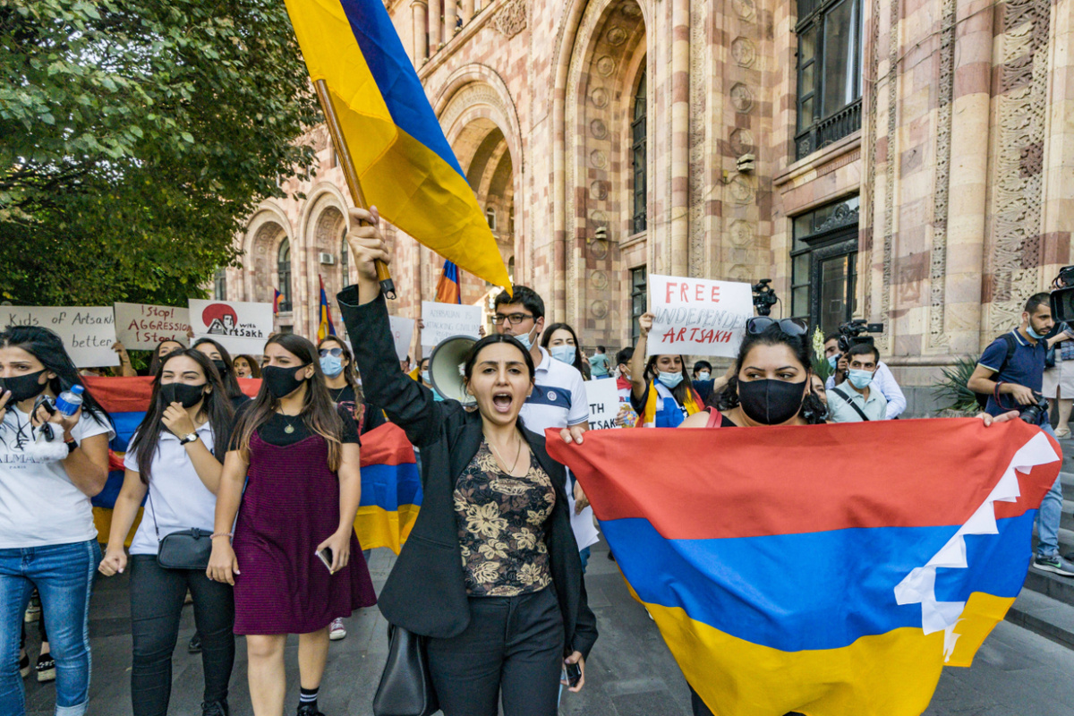 Demonstranten protestieren in der armenischen Hauptstadt Eriwan mit Flaggen ihres Landes und Bergkarabachs gegen die Angriffe Aserbaidschans auf die christlich besiedelte Region. (Foto: imago images/ZUMA Wire)