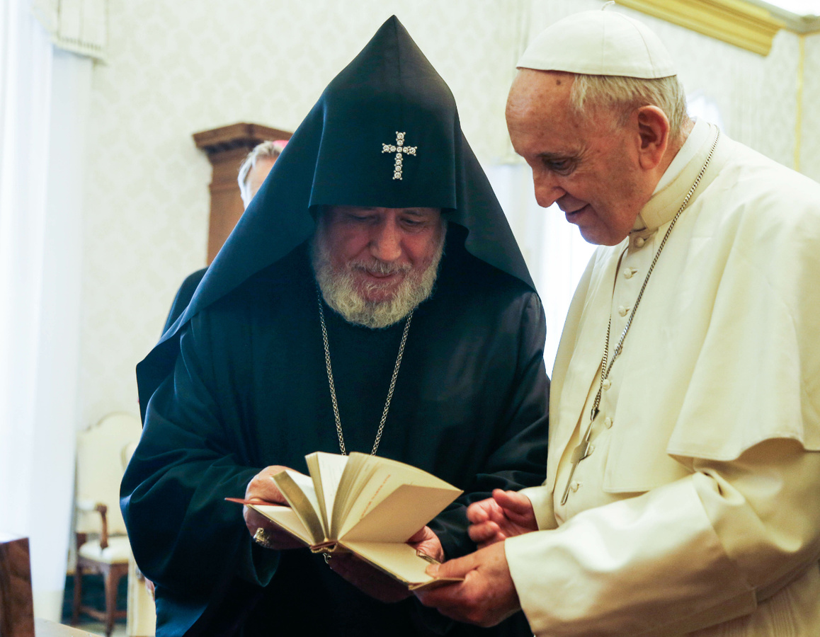 Der armenische Patriarch Karekin II. – hier sein Besuch bei Papst Franziskus 2018 – ruft die Landsleute zur „Verteidigung des Vaterlands“ auf. (Foto: KNA)