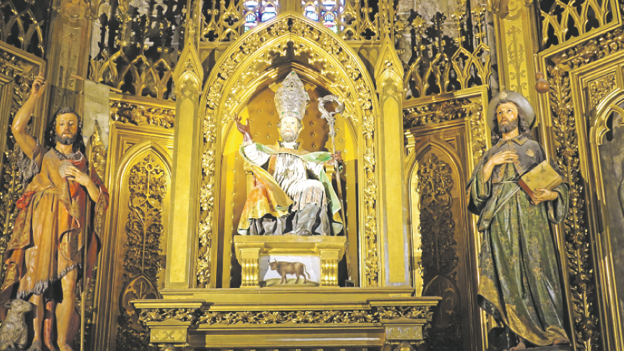 Bischof Saturnin im Zentrum des Hochaltars von San Saturnino in Pamplona, flankiert vom Apostel Jakobus (rechts) und Johannes dem Täufer. (Foto: Drouve)