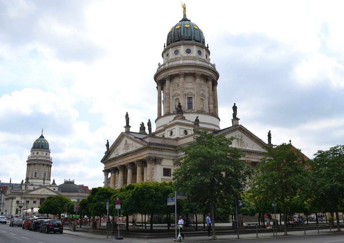 Der Französische Dom am Berliner Gendarmenmarkt. Im Hintergrund links ist der nahezu baugleiche Deutsche Dom zu sehen. (Foto: Traub)