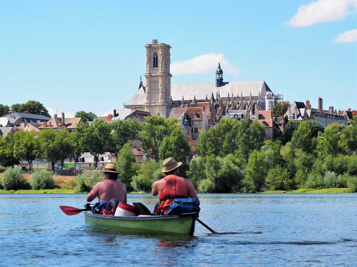 Am zweiten Tag ihrer Tour kommen die Kanuten in Nevers an. Von der Loire aus haben sie einen fantastischen Blick auf die Kathedrale. (Foto: Drouve)