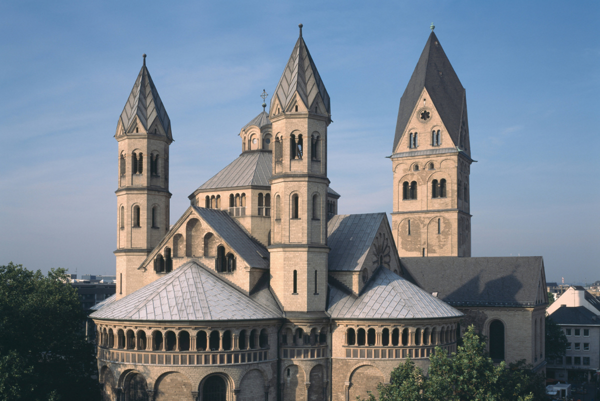 Drei markante halbrunde Baukörper mit Giebeln, Kuppeln und Türmen schließen St. Aposteln nach Osten ab. Der im 13. Jahrhundert errichtete Westturm wird in Köln frech „Apostelklotz“ genannt. (Foto: Imago/Arcaid Images)