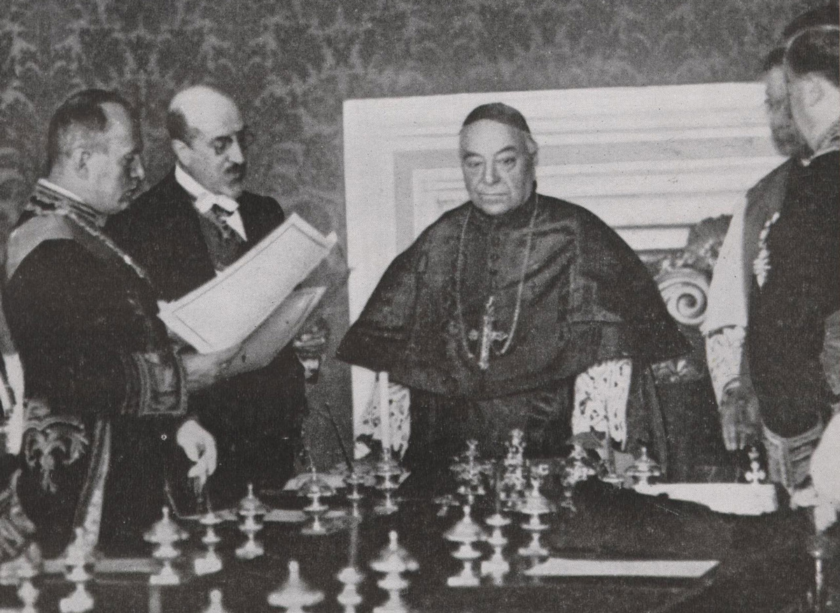 Kardinal Pietro Gasparri (Mitte) unterzeichnete vor 90 Jahren die Lateranverträge. (Foto: gem)