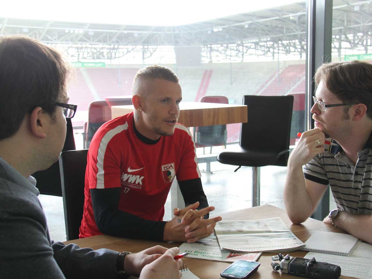 In der Augsburger Fußballarena stellte sich FCA-Außenverteidiger Jonathan Schmid den Fragen von Matthias Altmann (links) und Thorsten Fels. (Foto: Zapf)