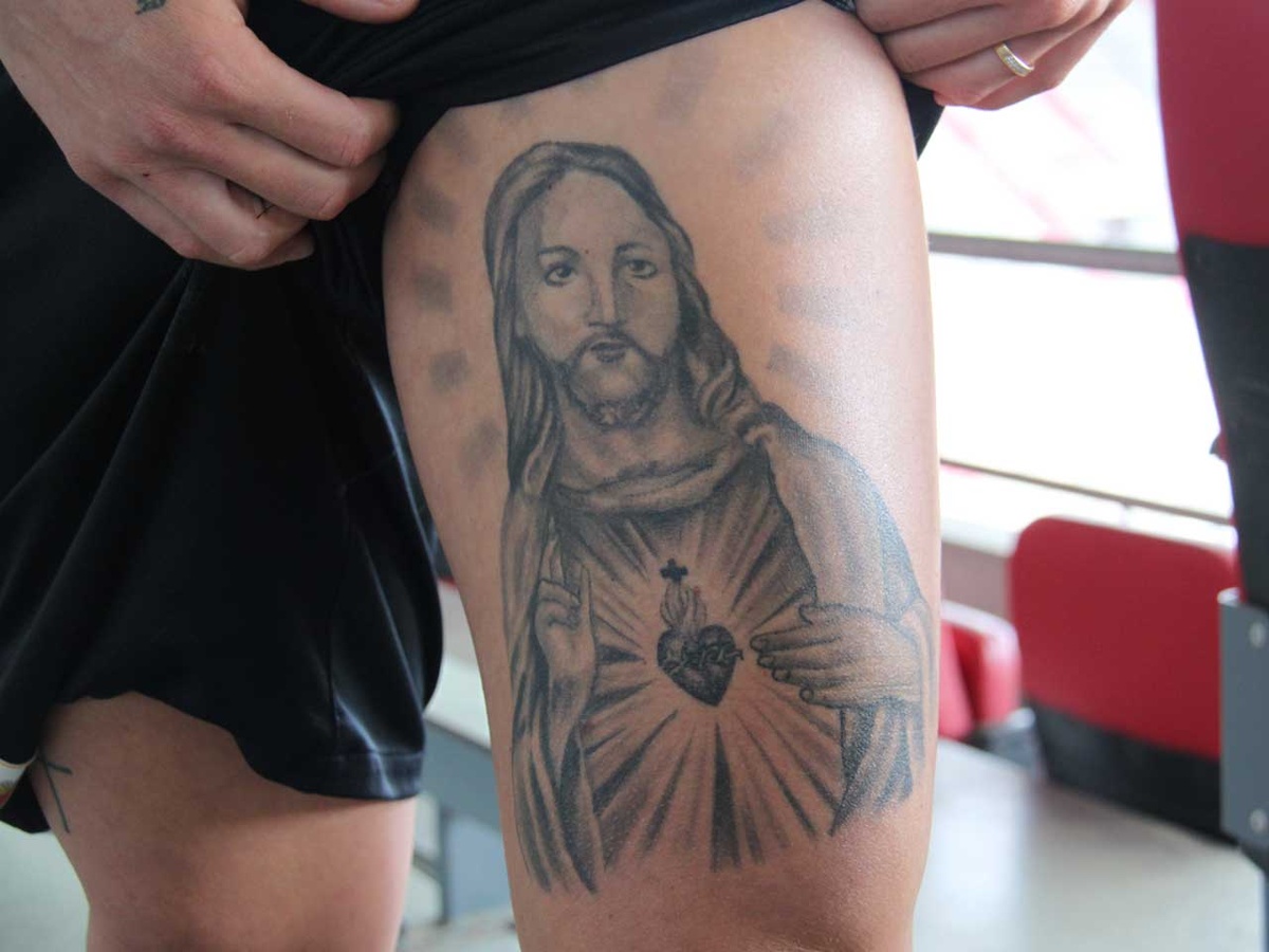  Jonathan Schmid zeigt seine religiö­sen Tätowierungen: Auf seinem linken Oberschenkel ließ er sich eine Herz-Jesu-Darstellung einstechen. (Foto: Zapf)